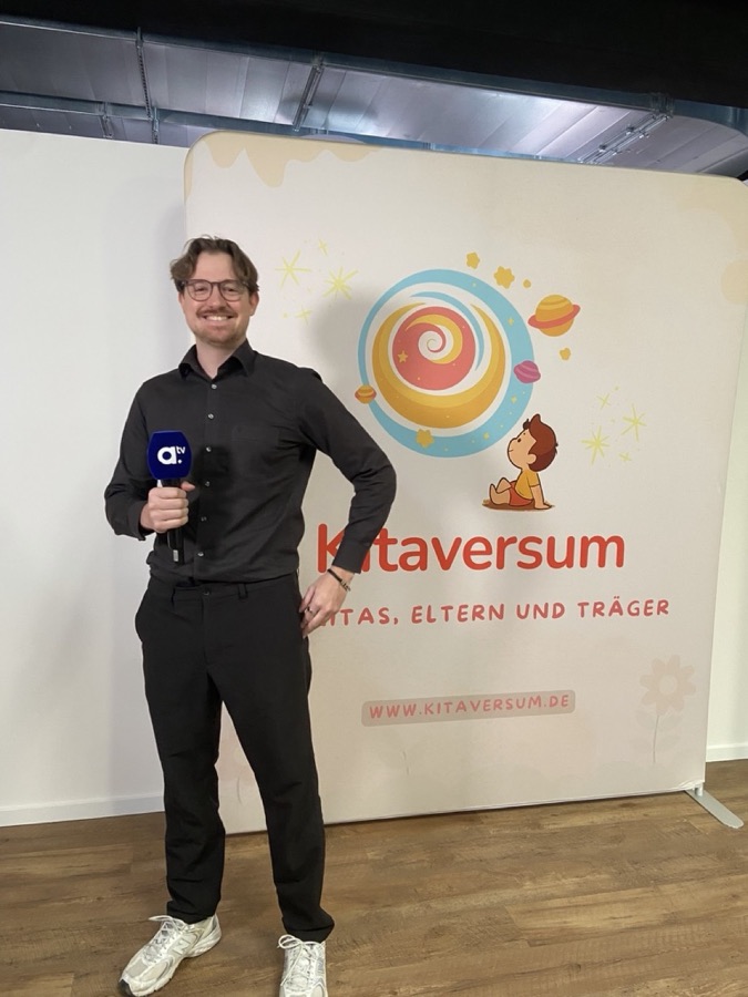 Manuel Ledutke discussing Kitaversum with the media