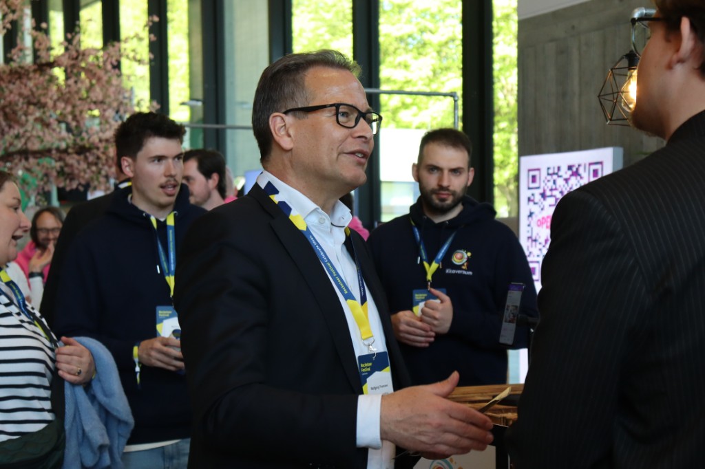 Personal discussion with an institutional provider at a professional event