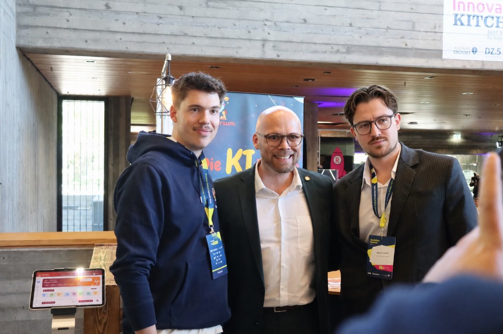 Manuel Ledutke und Martin Echter mit dem Bayerischen Staatsminister für Digitales bei einer Veranstaltung